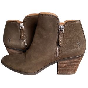 Frye Judith Zip Brown Leather Bootie Womens 6US
